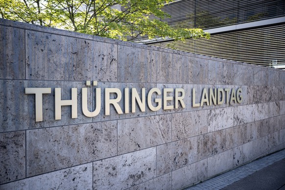 06.08.2024, Thüringen, Erfurt: &quot;Thüringer Landtag&quot; steht an der Fassade des Landtags. Die Polizei hat das Büro eines Linke-Abgeordneten im Thüringer Landtag durchsucht. Nach dpa-Informatione ...