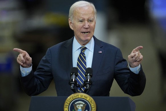06.11.2023, USA, Bear: Joe Biden, Präsident der USA, spricht während eines Besuchs bei der Amtrak Bear Maintenance Facility. Ein Jahr vor der US-Präsidentschaftswahl sieht es für den amtierenden Präsi ...