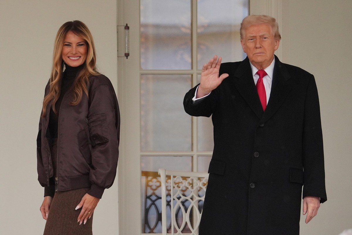 President Donald Trump and first lady Melania Trump, walking back to the Oval Office of the White House after participating in a pardoning ceremony for the National Thanksgiving Turkey, Tuesday, Nov.  ...
