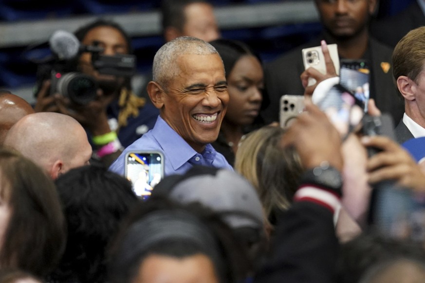 10.10.2024, USA, Pittsburgh: Der ehemalige US-Präsident Barack Obama begrüßt Teilnehmer einer Wahlkampfveranstaltung zur Unterstützung der demokratischen Präsidentschaftskandidatin Harris im Fitzgeral ...