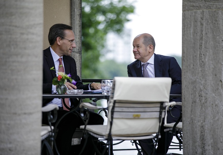 Bundesfinanzminister Olaf Scholz, SPD, im Gespraech mit Staatssekretaer Joerg Kukies. Berlin, 19.06.2018. Berlin Deutschland *** Federal Finance Minister Olaf Scholz SPD in conversation with state sec ...