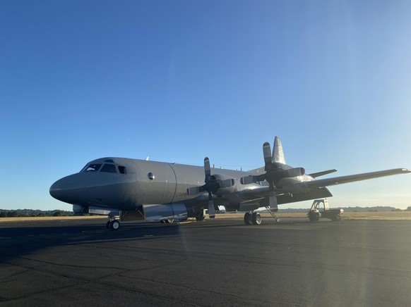 Ein Flugzeug der neuseeländischen Luftwaffe steht in Auckland bereit, um nach Tonga aufzubrechen.