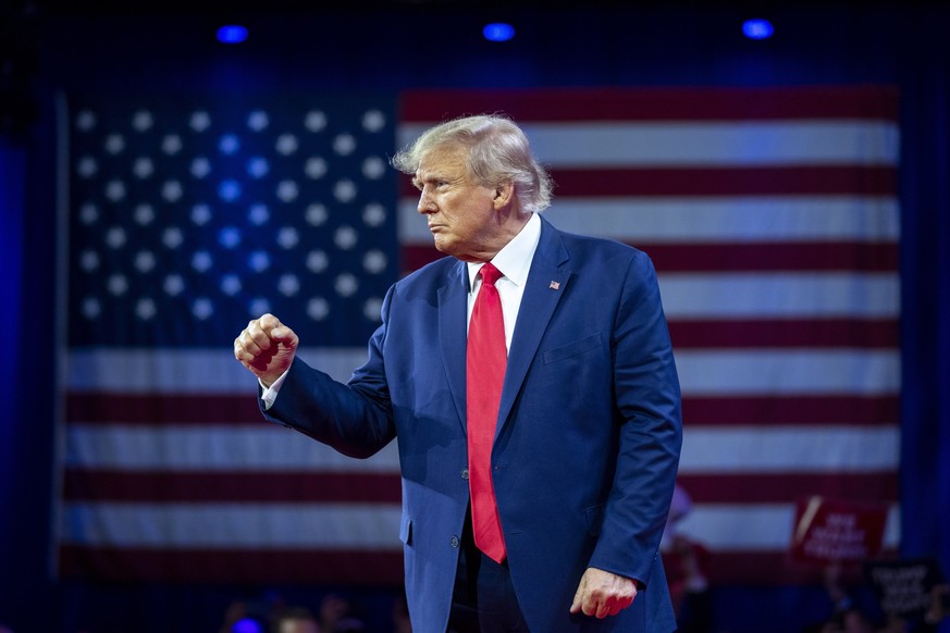 04.03.2023, USA, Oxon Hill: Donald Trump, ehemaliger Präsident der USA, Trump ballt die Faust nach seiner Rede auf der Conservative Political Action Conference «CPAC 2023» im National Harbor. Foto: Al ...