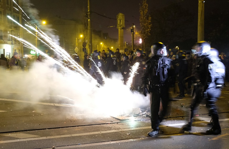 Polizeibeamte in Connewitz an der Silvesternacht.