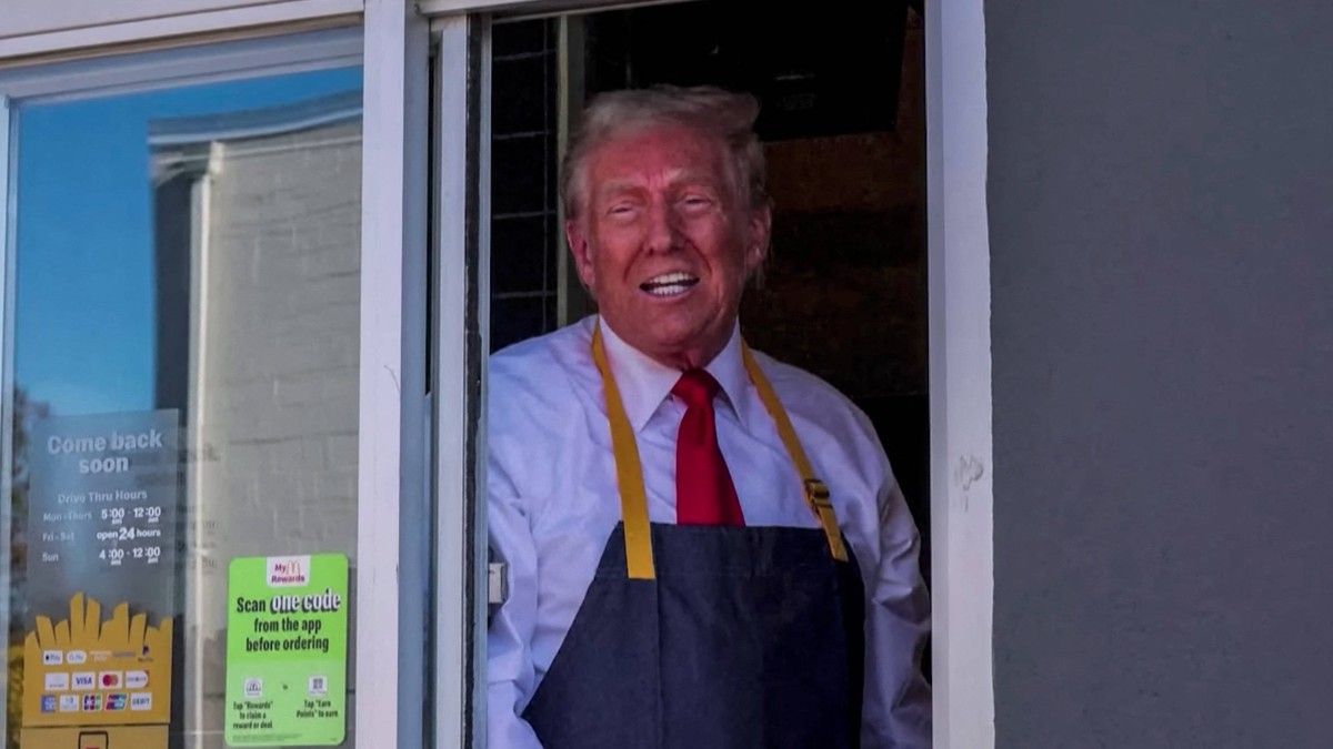 Donald Trump served fries at a McDonalds in Pennsylvania Donald Trump served fries at a McDonalds in Pennsylvania, United States, on October 21, 2024 Capture décran Sky news via Bestimage Donald Trump ...