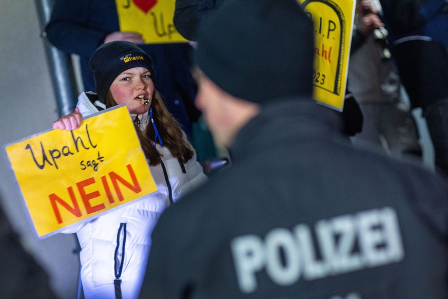 03.02.2023, Mecklenburg-Vorpommern, Grevesmühlen: Vor dem Veranstaltungssaal einer Bürgerversammlung des Landkreises Nordwestmecklenburg zur Schaffung einer Gemeinschaftsunterkunft in der Gemeinde Upa ...