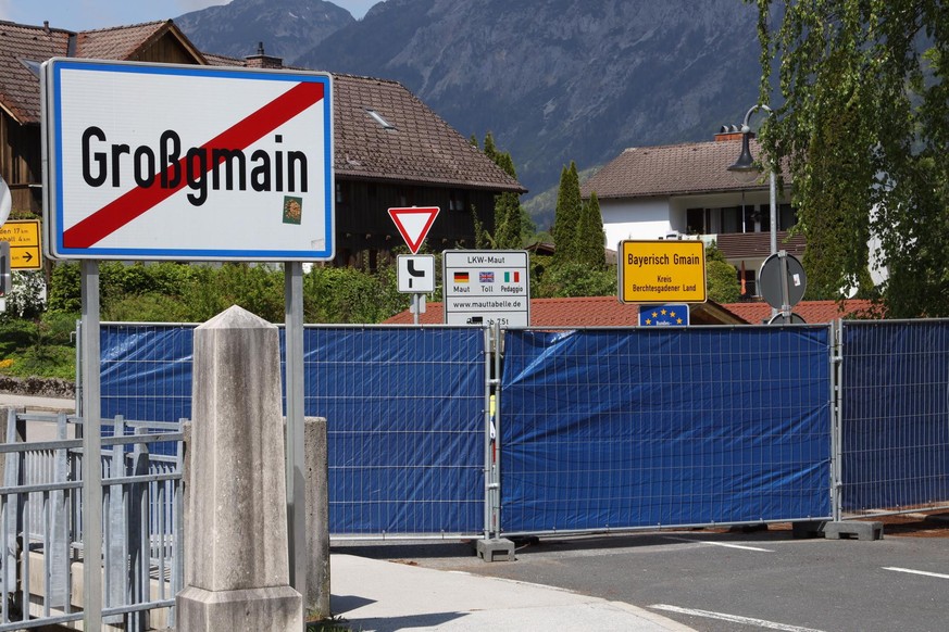 Staatsgrenze - Deutschland Österreich - Grenzsperre Grossgmain, 06. 05. 2020 Grenzübergang gesperrt - Grenze Bayrisch Gmain - Grossgmain mit Bauzaun und Plane gesperrt Copyright Karl Schöndorfer TOPPR ...