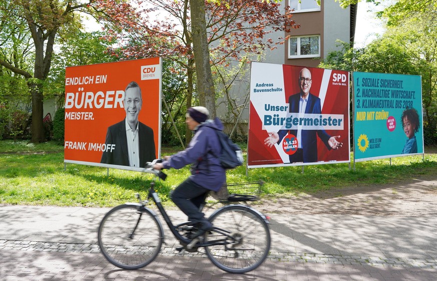 Wahlplakate der oppositionellen CDU und der regierenden SPD zur Bremer Bürgerschaftswahl vom 14. Mai 2023. Laut Umfragen ist ein Kopf-an-Kopf-Rennen zu erwarten. Die Spitzenkandidaten im Wahlbereich B ...