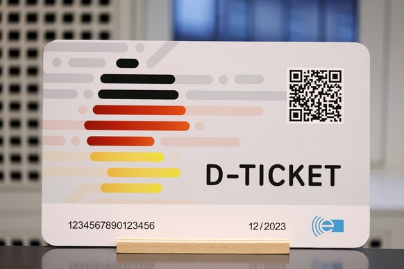 29.03.2023, Nordrhein-Westfalen, D¸sseldorf: Ein ¸bergroﬂes Modell des neuen Deutschlandtickets wird bei einer Pressekonferenz vorgestellt. Verkehrsverb¸nde und der Verkehrsunternehmerverband informie ...