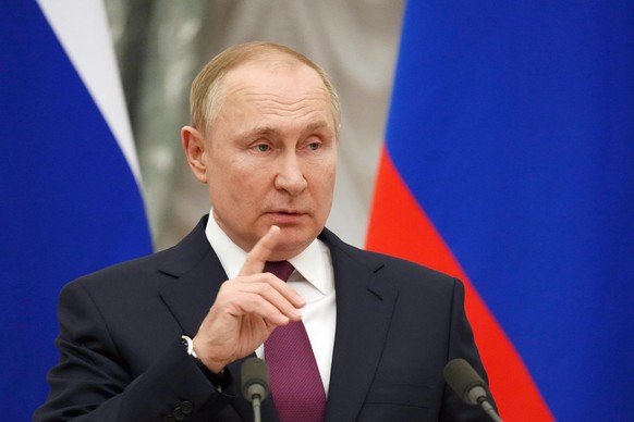 Russlands Präsident Wladimir Putin spricht auf einer gemeinsamen Pressekonferenz mit Bundeskanzler O. Scholz (SPD) nach einem mehrstündigen Vier-Augen-Gespräch im Kreml. Scholz traf den russischen Prä ...