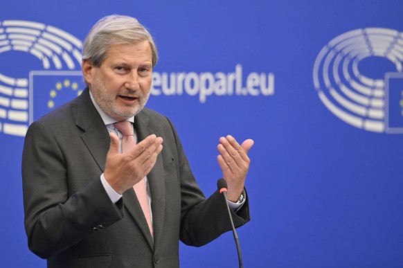 Johannes Hahn bei einer Pressekonferenz zu dem Entwurf des Gesamthaushaltsplans 2023 und dem j�hrlichen Management- und Leistungsbericht 2021 f�r den EU-Haushalt im Europ�ischen Parlament. Stra�burg,  ...