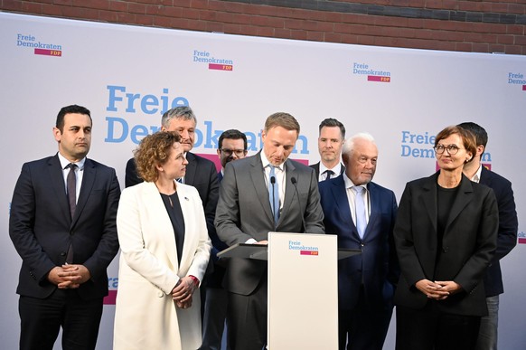 Christian Lindner, Wolfgang Kubicki und Bettina Stark-Watzinger beim Wahlabend der FDP zur Landtagswahl in Schleswig-Holstein mit Statement im Hans-Dietrich-Genscher-Haus. Berlin, 08.05.2022