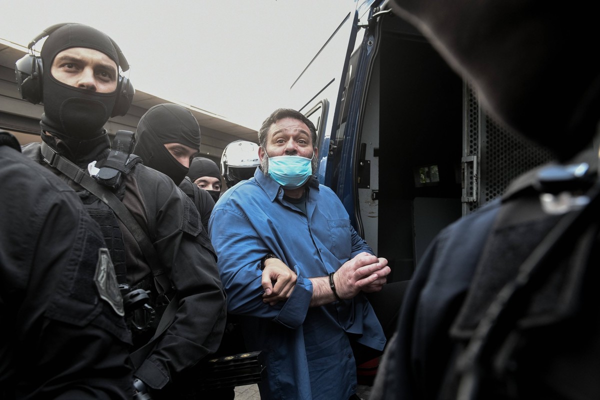 Athen, Griechenland - Ioannis Lagos, der letztes Jahr als führendes Mitglied im Prozess gegen die Neonazi-Partei Golden Dawn verurteilt worden war, landete am Samstagnachmittag nach seiner Auslieferun ...