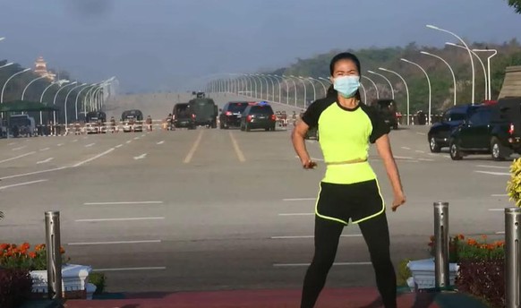 Eigentlich ist nichts am Putsch in Myanmar lustig: Das Video einer Aerobic-Lektion vor Militärfahrzeugen in Myanmar, das Anfang Februar weltweit viral ging. 