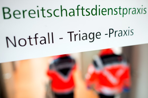 ARCHIV - 27.03.2018, Niedersachsen, ---: Die Aufschrift �Notfall-Triage-Praxis� steht auf einem Hinweisschild in einer Klinik. (zu dpa �Bundesverfassungsgericht ver�ffentlicht Entscheidung zur Triage  ...