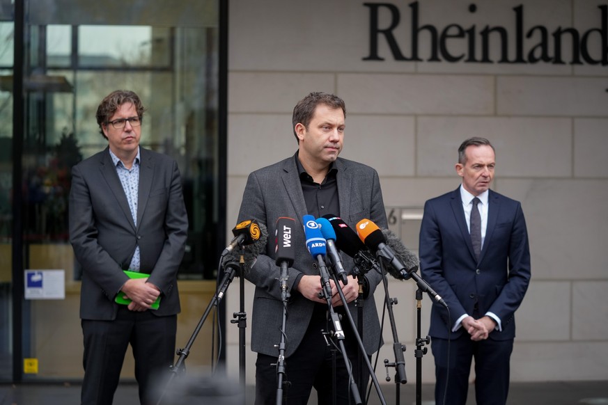 Lars Klingbeil (M), SPD-Generalsekretär, Michael Kellner (l), Bundesgeschäftsführer von Bündnis 90/Die Grünen, und Volker Wissing, rheinland-pfälzischer Minister für Wirtschaft, Verkehr, Landwirtschaf ...