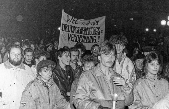 Geschichte 1989 NovemberMontagsdemos auf dem Markt von Halle 80.000 - 100.000 Menschen sind auf der Stra�e und unterst�tzen den Wunsch nach Ver�nderung. Mit der wachsenden Gr��e der Montagsdemos haben ...