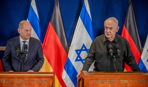 17.10.2023, Israel, Tel Aviv: Bundeskanzler Olaf Scholz (SPD) nimmt neben Benjamin Netanjahu (r), Ministerpräsident von Israel, an einer Pressebegegnung nach dem Gespräch teil. Anschließend geht es fü ...