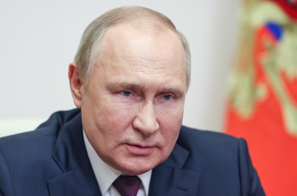 DIESES FOTO WIRD VON DER RUSSISCHEN STAATSAGENTUR TASS ZUR VERFÜGUNG GESTELLT. [MOSCOW REGION, RUSSIA - JUNE 1, 2022: Russias President Vladimir Putin delivers a video address to participants in the  ...