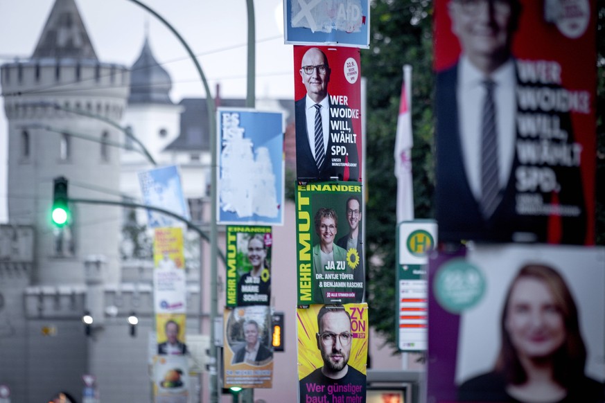 Politik 29.08.2024 Potsdam Landeshauptstadt Brandenburg Landtagswahl Nauener Tor Wahlkampf Plakatieren Plakate Ministerpräsident Dr. Dietmar Woidke Zersörte übermalte Wahlplakate AFD Potsdam Brandenur ...