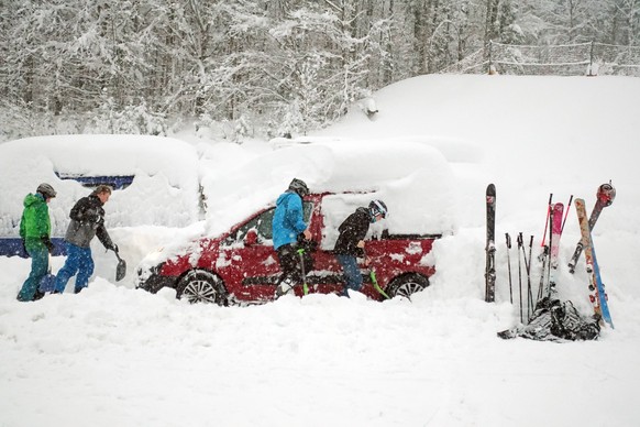 News Bilder des Tages 05.01.2019, Krippenbrunn, Oberoesterreich, AUT - Skiurlauber befreien ihre eingeschneiten Autos von den Schneemassen. (Alpen, ausbuddeln, aussen, Aussenaufnahme, Autofahrer, Auto ...