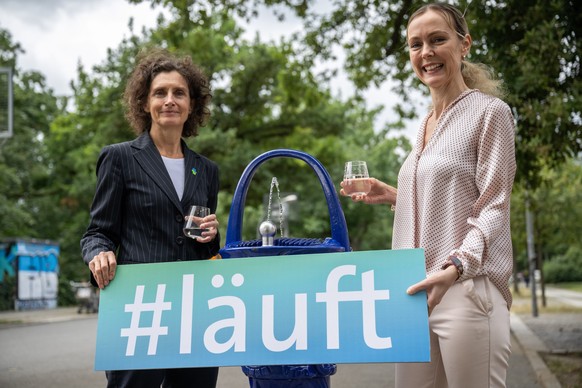 20.07.2023, Berlin: Manja Schreiner (CDU, r), Berliner Senatorin f¸r Mobilit‰t, Verkehr, Klimaschutz und Umwelt, und Gesche Gr¸tzmacher, Leiterin der Wasserversorgung bei den Berliner Wasserbetrieben  ...