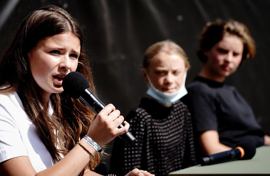 20.08.2020, Berlin: Die Klimaaktivistinnen Greta Thunberg (M), Luisa Neubauer (l) und Anuna de Wever geben eine Pressekonferenz. Zuvor wurden die Fridays for Future Aktivisten von der Bundeskanzlerin  ...