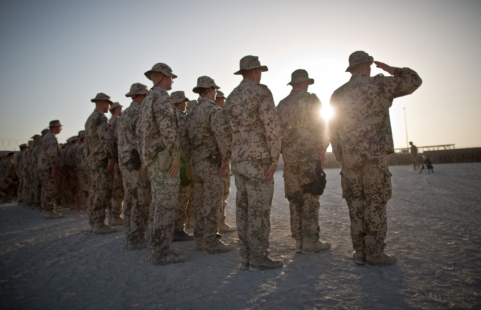 ARCHIV - 03.10.2013, Afghanistan, Kundus: Bundeswehrsoldaten sind im Feldlagers Kundus zum Tag der deutschen Einheit angetreten. (zu dpa &quot;Die wichtigsten Auslandseins