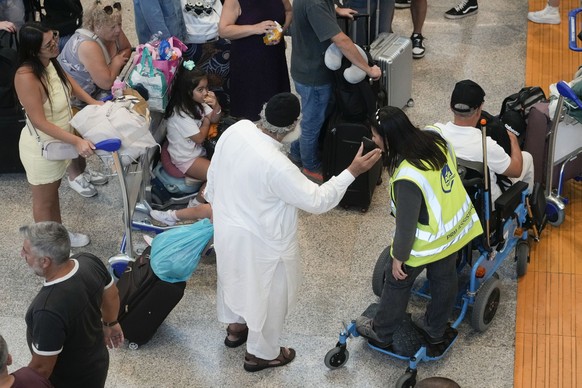 Passengers crowd the International flights departure terminal of Rome&#039;s Fiumicino airport, Friday, July 19, 2024, as many flights have been delayed or cancelled due to the worldwide internet outa ...