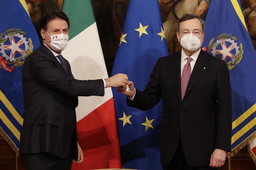 Ritual der Machtübergabe: In Italien händigt der scheidende Premierminister seinem Nachfolger die "campanella" aus, eine kleine Glocke, mit der jeder Regierungschef die Sitzungen seines Kabinetts eröffnet. 