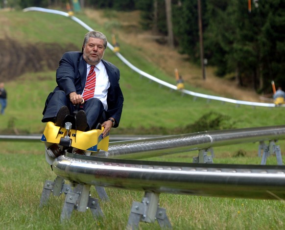 Kurt Beck, ehedem SPD-Chef, auf einer Sommerrodelbahn.