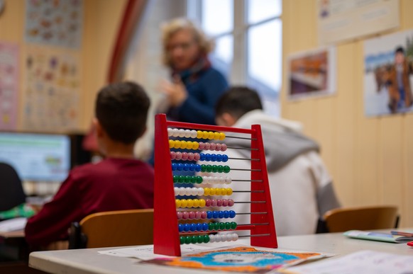 14.11.2023, Rheinland-Pfalz, Trier: Geflüchtete Kinder lernen während ihres Aufenthalts in der Aufnahmeeinrichtung für Asylbegehrende (AfA) in Trier in der Schule die deutsche Sprache. Foto: Harald Ti ...