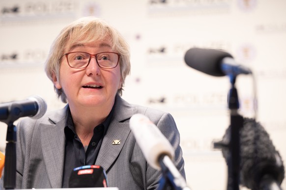 24.01.2022, Baden-W�rttemberg, Mannheim: Theresia Bauer, Ministerin f�r Hochschulen und Forschung, spricht w�hrend einer Pressekonferenz zum Amok-Lauf in Heidelberg. Auf dem Campus der Heidelberger Un ...