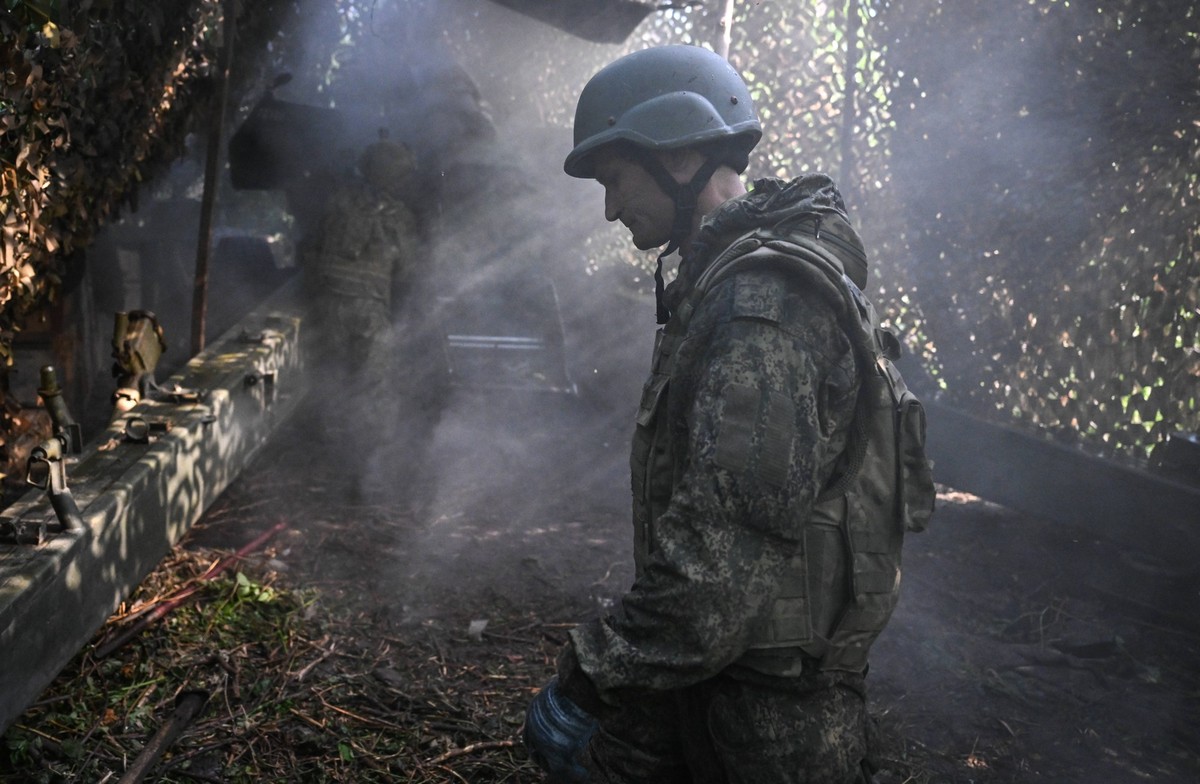 Russia Ukraine Military Operation Artillery Unit 8947233 18.06.2025 Russian servicemen of the Tsentr Centre group of forces fire a 2S5 Giatsint-B howitzer towards Ukrainian positions in the Krasnoarme ...