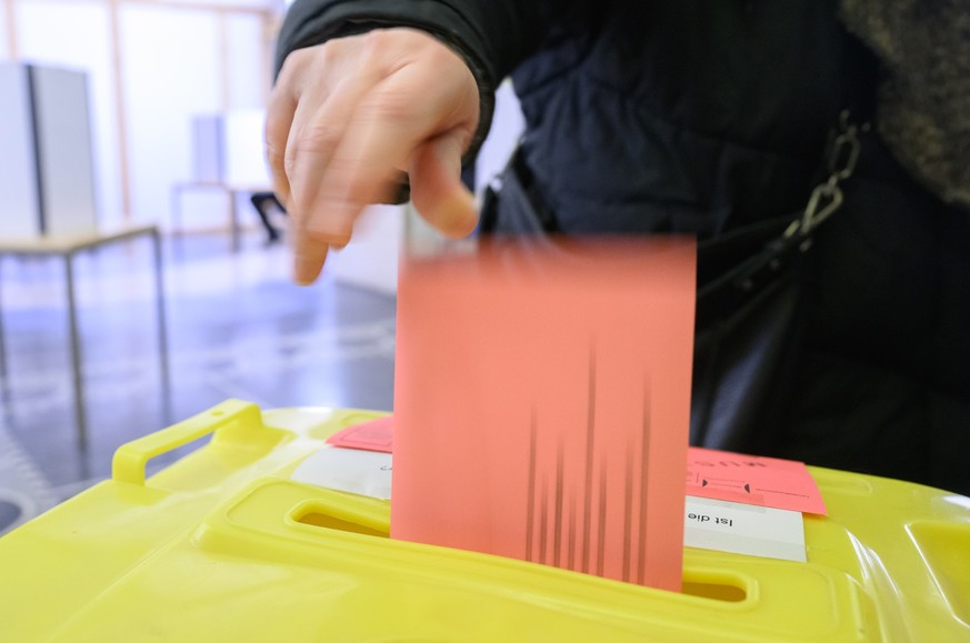 PRODUKTION - 12.02.2025, Niedersachsen, Hannover: Eine Frau wirft ihren Wahlzettel für die Bundestagswahl 2025 in der Briefwahlstelle im Neuen Rathaus in eine Urne. (zu dpa: «In diesen kuriosen Wahllo ...