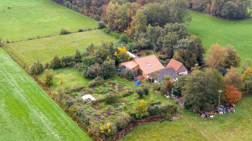 Niederlande, Ruinerwold: Eine Drohnenaufnahme zeigt den abgelegenen Hof, in dessen Keller eine Familie jahrelang gehaust haben soll. 