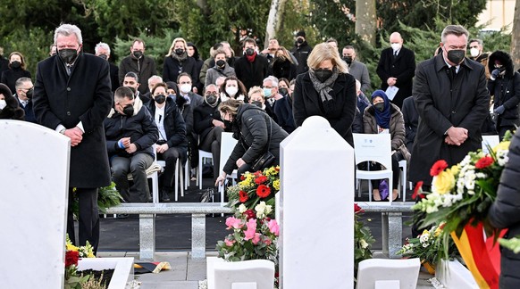 Hessens Ministerpräsident Volker Bouffier, Innenministerin Nancy Faeser und Oberbürgermeister Claus Kaminsky gedenken den Opfern.