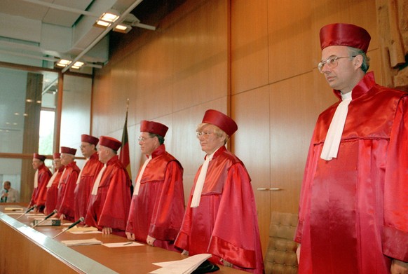 Die Richter und eine Richterin des Bundesverfassungsgerichts bei der Urteilsverkündung 1993.