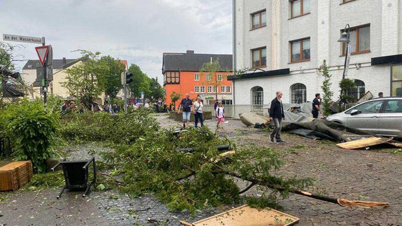 Nach dem Durchzug eines Unwetters, mutmaßlich eines Tornados, in Lippstadt.