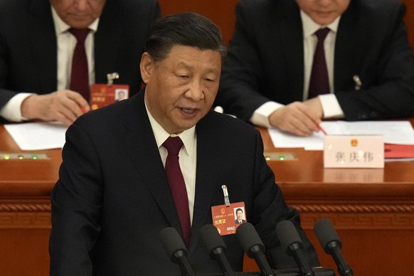 13.03.2023, China, Peking: Xi Jinping, Chinas Staats- und Parteichef, hält eine Rede während der Abschlusszeremonie im Rahmen der Jahrestagung des Nationalen Volkskongresses (NVK) in der Großen Halle  ...