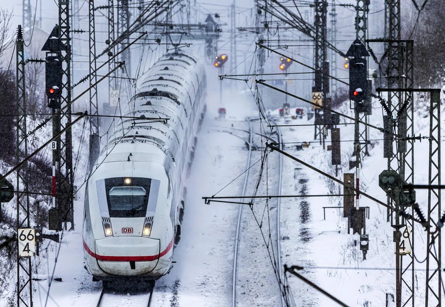 ICE 4 auf der Geislinger Steige der Filstallinie. Der Albaufstieg auf die Schw