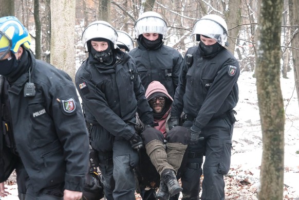 Polizisten transportieren einen Klimaschutzaktivisten bei der Räumung des Dannenröder Forsts ab.