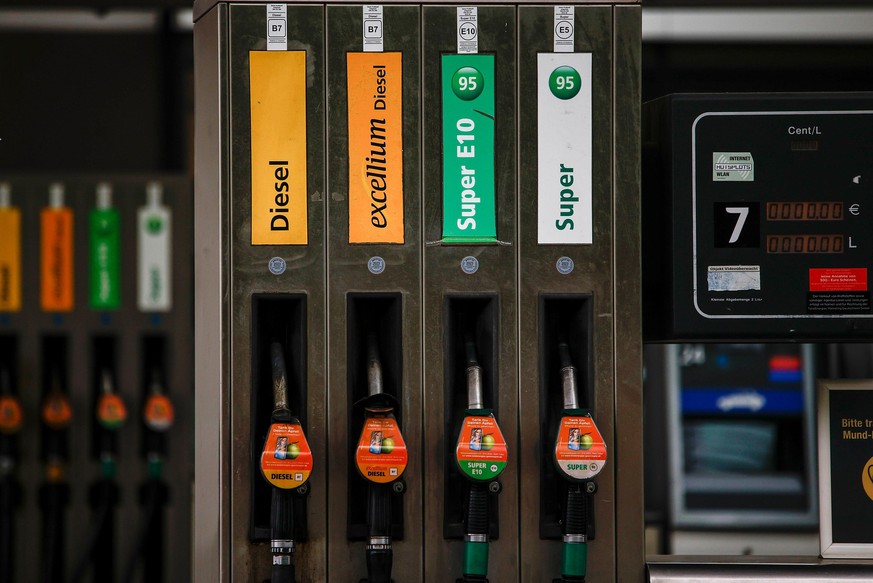 Blick auf die Zapfsäulen einer Tankstelle. Im Juni, Juli und August werden niedrigere Steuern auf Kraftstoff fällig. Bezieht man die Auswirkungen auf die Mehrwertsteuer ein, sinkt die Steuerlast pro L ...