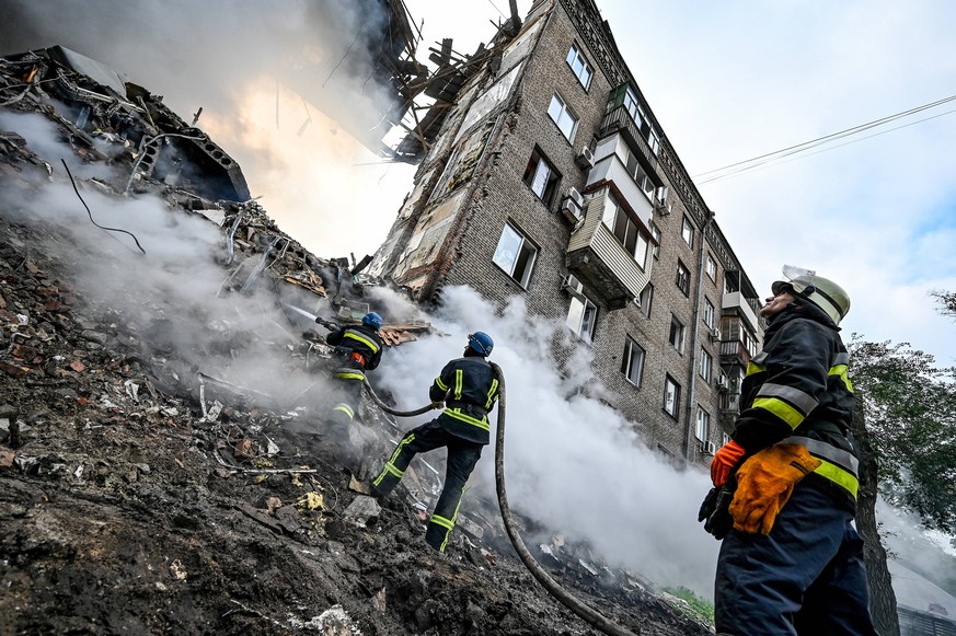 Aftermath of rocket attacks in Zaporizhzhia ZAPORIZHZHIA, UKRAINE - OCTOBER 10, 2022 - Rescuers eliminate the consequences of rocket attacks by the russian troops, Zaporizhzhia, southeastern Ukraine.  ...