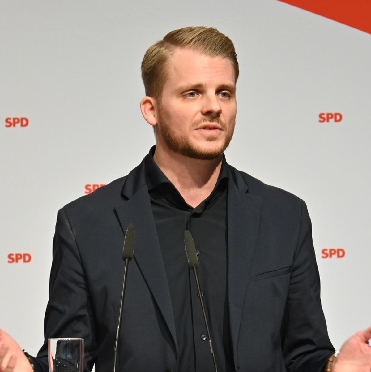 ARCHIV - 07.12.2024, Schleswig-Holstein, Neumünster: Tim Klüssendorf (SPD), Spitzenkandadidat für die Landesliste der SPD Schleswig-Holstein für die Bundestagswahl 2025, spricht bei der Landeswahlkonf ...