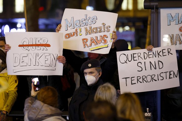 Eine Gegendemo aus dem linken Spektrum, teilweise mit Narrenkostümen, konfrontiert die Spaziergänger am Neumarkt. Tausende Bürger artikulieren auf den Montagsspaziergängen ihren Unmut über die Corona- ...