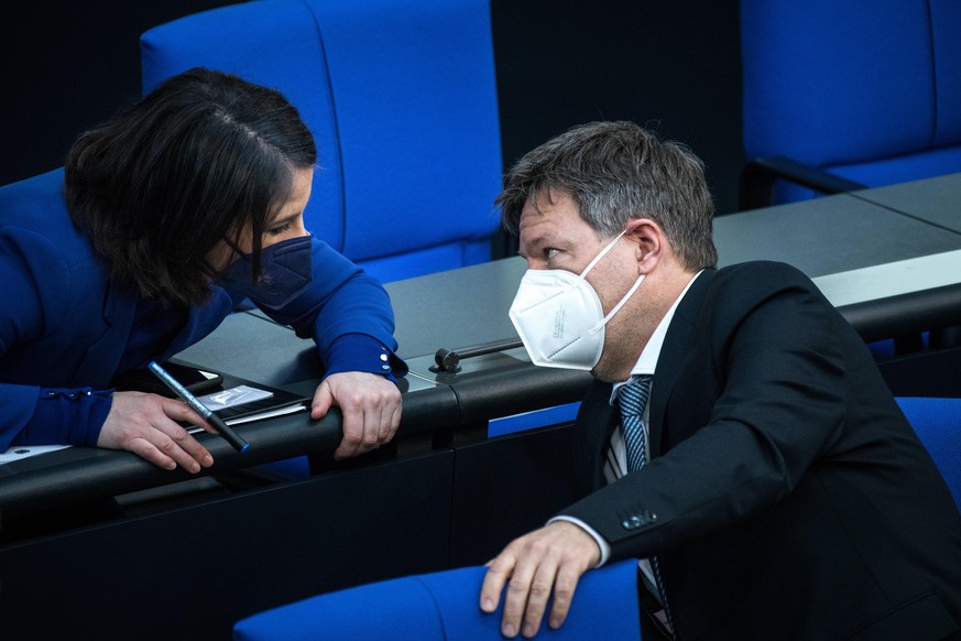 Aussenministerin Annalena Baerbock Die Gruenen und Bundeswirtschaftsminister und Vizekanzler Robert Habeck Die Gruenen im Bundestag bei einer Sondersitzung mit einer Regierungserkl