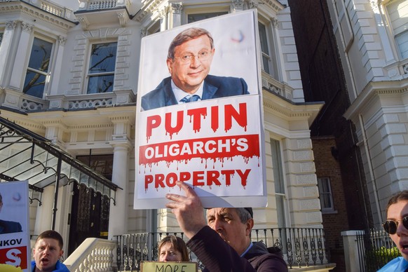 March 19, 2022, London, England, United Kingdom: A protester holds a placard with a picture of Evtushenkov. Demonstrators gathered outside a mansion in Holland Park owned by Russian oligarch Vladimir  ...
