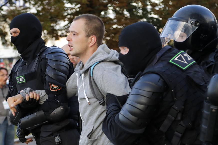 Ein Mann wird in Belarus von Polizisten abgeführt. Die Proteste gehen nach der Wahl Lukaschenkos weiter.