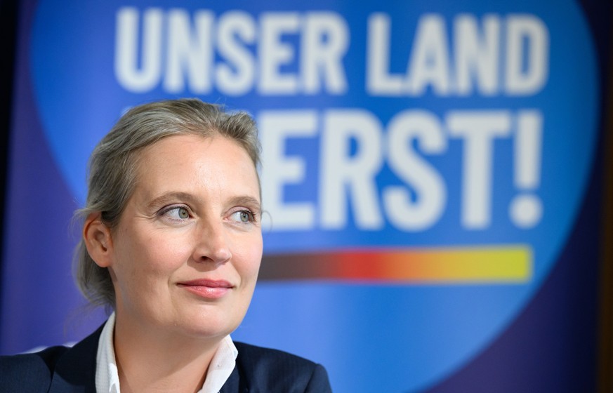 08.09.2022, Berlin: Alice Weidel, Bundesvorsitzende der AfD, präsentiert bei einer Pressekonferenz mit dem Co-Vorsitzenden Chrupalla die Kampagne «Unser Land zuerst!». Foto: Bernd von Jutrczenka/dpa + ...